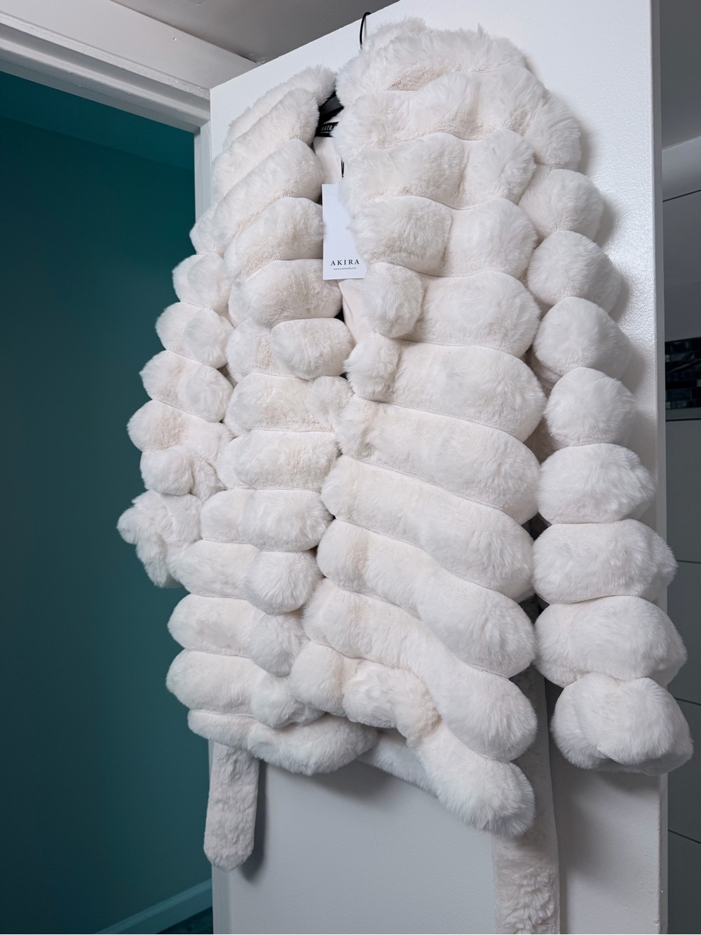 New with tags- AKIRA Label Lana Popcorn Faux Fur
Jacket Size Large